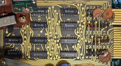 Circuit intégré de 1958. Plaqué or pur 18 ct.épaisseur 4 µ.