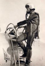 1965. Notre vénéré Président , dans une vaine tentative de satellisation sur Gloster Météor T7...!
