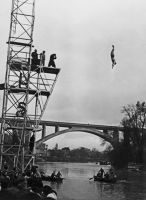 Dimanche 13 janvier 1957. Par -4°, l‘Abbé Simon plonge d‘une hauteur de 30 m. dans la Marne à Nogent.