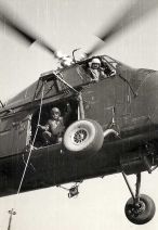 1965. Pilote et mécanicien : treuillage, par beau temps, sur Sikorsky H34